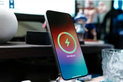 诸暨苹果15换屏服务分享用什么充电器给iPhone15充电更好 